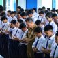 Bupati Kudus, Sam’ani Intakoris melaksanakan salat dhuha dan membaca Asmaul Husna bersama siswa serta tenaga pendidik SMP Muhammadiyah 1 Kudus, Senin (27/10/2025).