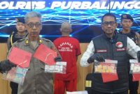 Kasat Reserse Narkoba Polres Purbalingga, AKP Ihwan Ma'ruf (kanan) didampingi Kasi Humas, AKP Setyo Hadi, dalam konferensi pers, Senin (27/10/2025). 