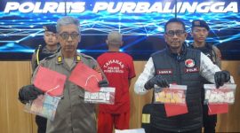 Kasat Reserse Narkoba Polres Purbalingga, AKP Ihwan Ma'ruf (kanan) didampingi Kasi Humas, AKP Setyo Hadi, dalam konferensi pers, Senin (27/10/2025). 