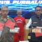 Kasat Reserse Narkoba Polres Purbalingga, AKP Ihwan Ma'ruf (kanan) didampingi Kasi Humas, AKP Setyo Hadi, dalam konferensi pers, Senin (27/10/2025). 