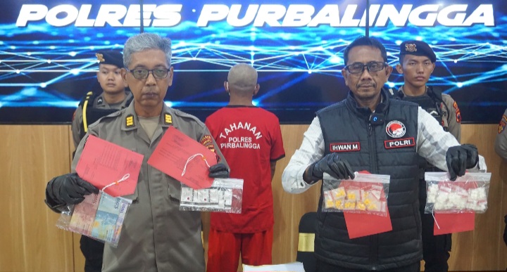 Kasat Reserse Narkoba Polres Purbalingga, AKP Ihwan Ma'ruf (kanan) didampingi Kasi Humas, AKP Setyo Hadi, dalam konferensi pers, Senin (27/10/2025). 