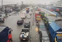 Genangan air di depan Pabrik Polytron Sayung menutup jalan Pantura sepanjang kurang lebih 500 meter dari kedua arah Semarang- Demak. 
