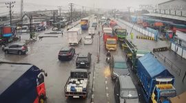 Genangan air di depan Pabrik Polytron Sayung menutup jalan Pantura sepanjang kurang lebih 500 meter dari kedua arah Semarang- Demak. 