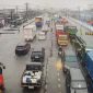 Genangan air di depan Pabrik Polytron Sayung menutup jalan Pantura sepanjang kurang lebih 500 meter dari kedua arah Semarang- Demak. 