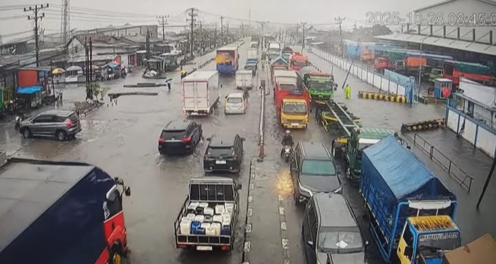 Genangan air di depan Pabrik Polytron Sayung menutup jalan Pantura sepanjang kurang lebih 500 meter dari kedua arah Semarang- Demak. 