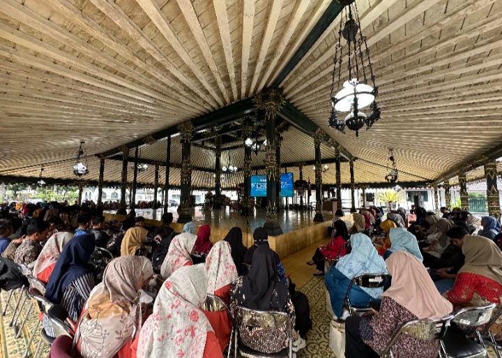 Sebanyak 200 peserta, terdiri dari perangkat daerah terkait, koordinator PKB, kepala desa, serta perwakilan POKJA Kampung KB yang telah berklasifikasi berkelanjutan, mengikuti Pembinaan Kelompok Kerja (POKJA) Kampung Keluarga Berkualitas, di Pendopo Bupati Wonosobo, Selasa (28/10/2025). 