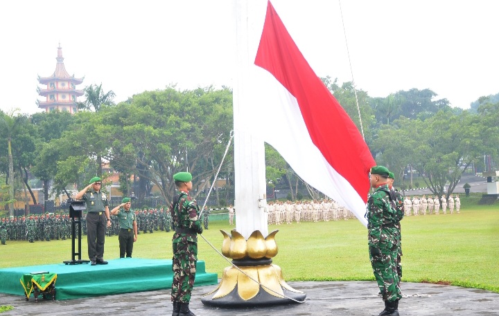 Kapok Sahli, Brigjen TNI Abdul Hanis, memimpin upacara peringatan Hari Sumpah Pemuda ke-97 Tahun 2025 yang digelar di Lapangan Makodam IV/Diponegoro, Selasa (28/10/2025).