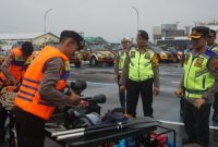 Kapolres Purbalingga, AKBP Achmad Akbar, mengecek perlengkapan pendukung penanggulangan bencana alam.