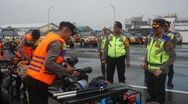 Kapolres Purbalingga, AKBP Achmad Akbar, mengecek perlengkapan pendukung penanggulangan bencana alam.