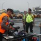 Kapolres Purbalingga, AKBP Achmad Akbar, mengecek perlengkapan pendukung penanggulangan bencana alam.