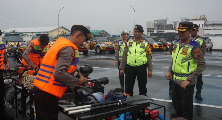 Kapolres Purbalingga, AKBP Achmad Akbar, mengecek perlengkapan pendukung penanggulangan bencana alam.