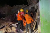 Basarnas Kantor SAR Semarang dan Tim SAR Gabungan mengevakuasi warga yang tertimbun bangunan runtuh di Jalan Pedamaran, Gang Buntu, Semarang Tengah, Rabu (29/10).