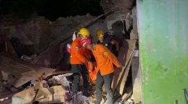 Basarnas Kantor SAR Semarang dan Tim SAR Gabungan mengevakuasi warga yang tertimbun bangunan runtuh di Jalan Pedamaran, Gang Buntu, Semarang Tengah, Rabu (29/10).