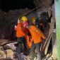 Basarnas Kantor SAR Semarang dan Tim SAR Gabungan mengevakuasi warga yang tertimbun bangunan runtuh di Jalan Pedamaran, Gang Buntu, Semarang Tengah, Rabu (29/10).