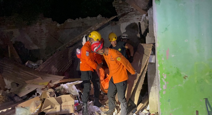 Basarnas Kantor SAR Semarang dan Tim SAR Gabungan mengevakuasi warga yang tertimbun bangunan runtuh di Jalan Pedamaran, Gang Buntu, Semarang Tengah, Rabu (29/10).