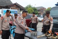 Kabag Ops Polres Demak, AKP Wasito, memeriksa perlengkapan Search and Rescue (SAR), Rabu (29/10/2025).
