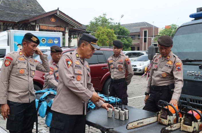 Kabag Ops Polres Demak, AKP Wasito, memeriksa perlengkapan Search and Rescue (SAR), Rabu (29/10/2025).
