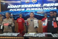 Wakapolres Purbalingga, Kompol Agus Amjat Purnomo (tengah), menunjukkan barang bukti obat-obatan jenis psikotropika dan daftar G kepada awak media 
saat konferensi pers di Mapolres Purbalingga, Rabu (29/10/2025).
