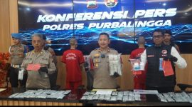 Wakapolres Purbalingga, Kompol Agus Amjat Purnomo (tengah), menunjukkan barang bukti obat-obatan jenis psikotropika dan daftar G kepada awak media 
saat konferensi pers di Mapolres Purbalingga, Rabu (29/10/2025).
