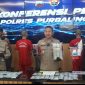 Wakapolres Purbalingga, Kompol Agus Amjat Purnomo (tengah), menunjukkan barang bukti obat-obatan jenis psikotropika dan daftar G kepada awak media 
saat konferensi pers di Mapolres Purbalingga, Rabu (29/10/2025).
