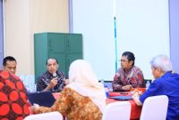 Pertemuan Lender dengan Pengurus PT Dana Syariah di Kantor OJK  Jakarta, Selasa (28/10). 
