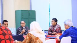 Pertemuan Lender dengan Pengurus PT Dana Syariah di Kantor OJK  Jakarta, Selasa (28/10). 
