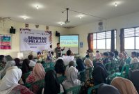 Ratusan pelajar mengikuti seminar “Menyiapkan Diri Merancang Masa Depan”, dengan menghadirkan narasumber utama, Wakil Rektor III UNSIQ, Dr. Elfan Kaukab, M.M., M.HI.Ak., di SMAN 1 Wonosobo, Rabu, (29/10/2025).
