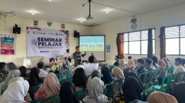 Ratusan pelajar mengikuti seminar “Menyiapkan Diri Merancang Masa Depan”, dengan menghadirkan narasumber utama, Wakil Rektor III UNSIQ, Dr. Elfan Kaukab, M.M., M.HI.Ak., di SMAN 1 Wonosobo, Rabu, (29/10/2025).

