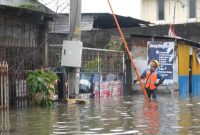 Petugas PLN sedang melakukan pengamanan kelistrikan di lokasi banjir Kota Semarang.
