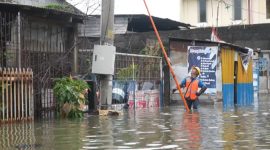 Petugas PLN sedang melakukan pengamanan kelistrikan di lokasi banjir Kota Semarang.
