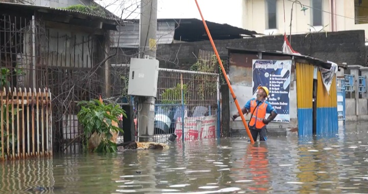 Petugas PLN sedang melakukan pengamanan kelistrikan di lokasi banjir Kota Semarang.
