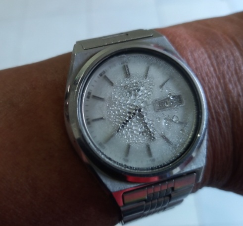 Jam tangan berembun.
