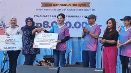 Kepala Eksekutif Pengawas Perilaku Usaha Jasa Keuangan, Edukasi, dan Perlindungan Konsumen OJK,  Frederica Widyasari Dewi, menyerah penghargaan kepada para juara dan duta literasi.