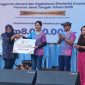Kepala Eksekutif Pengawas Perilaku Usaha Jasa Keuangan, Edukasi, dan Perlindungan Konsumen OJK,  Frederica Widyasari Dewi, menyerah penghargaan kepada para juara dan duta literasi.