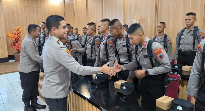 Kapolres Purbalingga, AKBP Achmad Akbar menyampaikan ucapan selamat datang kepada para siswa  Sekolah Polisi Negara (SPN) Polda Jawa Tengah mulai menjalani latihan kerja di Polres Purbalingga, Senin (3/11).