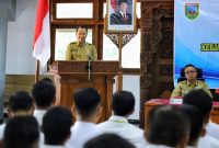Bupati Kudus, Sam’ani Intakoris menutup kegiatan Pelatihan Teknis Pelayanan Publik hasil kerja sama antara Pemerintah Kabupaten Kudus dan Badan Pengembangan Sumber Daya Manusia Daerah (BPSDMD) Provinsi Jawa Tengah Tahun 2025, di ruang rapat lantai IV Setda Kudus, Senin (3/11/2025).