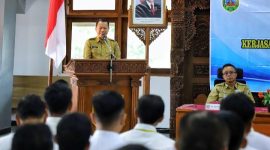 Bupati Kudus, Sam’ani Intakoris menutup kegiatan Pelatihan Teknis Pelayanan Publik hasil kerja sama antara Pemerintah Kabupaten Kudus dan Badan Pengembangan Sumber Daya Manusia Daerah (BPSDMD) Provinsi Jawa Tengah Tahun 2025, di ruang rapat lantai IV Setda Kudus, Senin (3/11/2025).