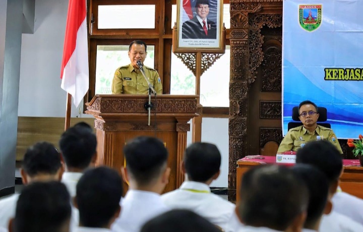 Bupati Kudus, Sam’ani Intakoris menutup kegiatan Pelatihan Teknis Pelayanan Publik hasil kerja sama antara Pemerintah Kabupaten Kudus dan Badan Pengembangan Sumber Daya Manusia Daerah (BPSDMD) Provinsi Jawa Tengah Tahun 2025, di ruang rapat lantai IV Setda Kudus, Senin (3/11/2025).