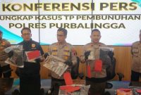Kapolres Purbalingga, AKBP Achmad Akbar (tengah), Wakapolres Kompol Agus Amjat dan Kasat Reskrim AKP Siswanto, menunjukkan barang bukti kepada wartawan dalam konferensi pers, Senin (3/11/2025). 