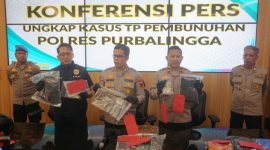 Kapolres Purbalingga, AKBP Achmad Akbar (tengah), Wakapolres Kompol Agus Amjat dan Kasat Reskrim AKP Siswanto, menunjukkan barang bukti kepada wartawan dalam konferensi pers, Senin (3/11/2025). 