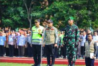 Bupati Kudus, Sam’ani Intakoris
memimpin Apel Kesiapsiagaan Penanggulangan Bencana Kabupaten Kudus di Alun-Alun Simpang Tujuh Kudus, Selasa (4/11/2025).