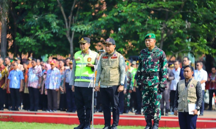 Bupati Kudus, Sam’ani Intakoris
memimpin Apel Kesiapsiagaan Penanggulangan Bencana Kabupaten Kudus di Alun-Alun Simpang Tujuh Kudus, Selasa (4/11/2025).