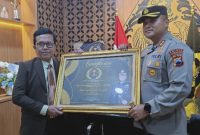 Kapolres Rembang, AKBP Dhanang Bagus Anggoro, menerima dua penghargaan bergengsi tingkat nasional, di Mapolres Rembang, Selasa (4/11/2025).