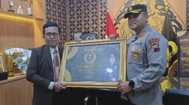Kapolres Rembang, AKBP Dhanang Bagus Anggoro, menerima dua penghargaan bergengsi tingkat nasional, di Mapolres Rembang, Selasa (4/11/2025).