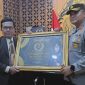 Kapolres Rembang, AKBP Dhanang Bagus Anggoro, menerima dua penghargaan bergengsi tingkat nasional, di Mapolres Rembang, Selasa (4/11/2025).