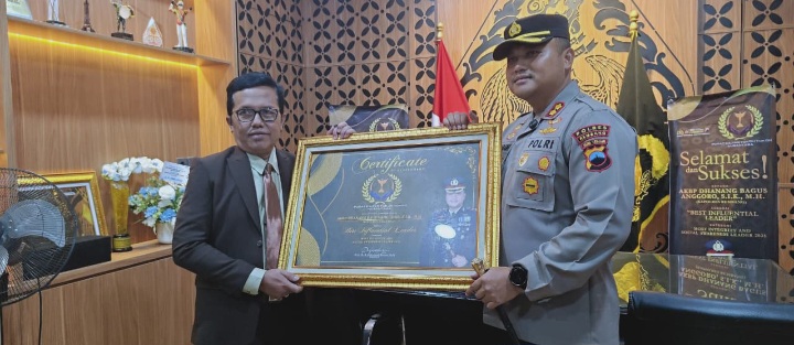 Kapolres Rembang, AKBP Dhanang Bagus Anggoro, menerima dua penghargaan bergengsi tingkat nasional, di Mapolres Rembang, Selasa (4/11/2025).