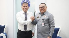 Kepala Kantor Wilayah Kementerian Hukum Jawa Tengah, Heni Susila Wardoyo (kanan) dan Rektor Universitas Diponegoro, Prof. Suharnomo melakukan pertemuan di Gedung Rektorat Undip, Selasa (4/11).