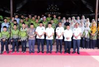 Bupati Kudus, Sam’ani Intakoris foto bersama Kafilah Musabaqah Tilawatil Qur’an dan Hadis (MTQH) XXXI Kabupaten Kudus yang akan berlaga di tingkat Provinsi Jawa Tengah Tahun 2025.
