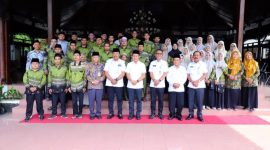 Bupati Kudus, Sam’ani Intakoris foto bersama Kafilah Musabaqah Tilawatil Qur’an dan Hadis (MTQH) XXXI Kabupaten Kudus yang akan berlaga di tingkat Provinsi Jawa Tengah Tahun 2025.
