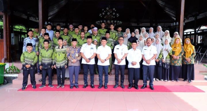 Bupati Kudus, Sam’ani Intakoris foto bersama Kafilah Musabaqah Tilawatil Qur’an dan Hadis (MTQH) XXXI Kabupaten Kudus yang akan berlaga di tingkat Provinsi Jawa Tengah Tahun 2025.
